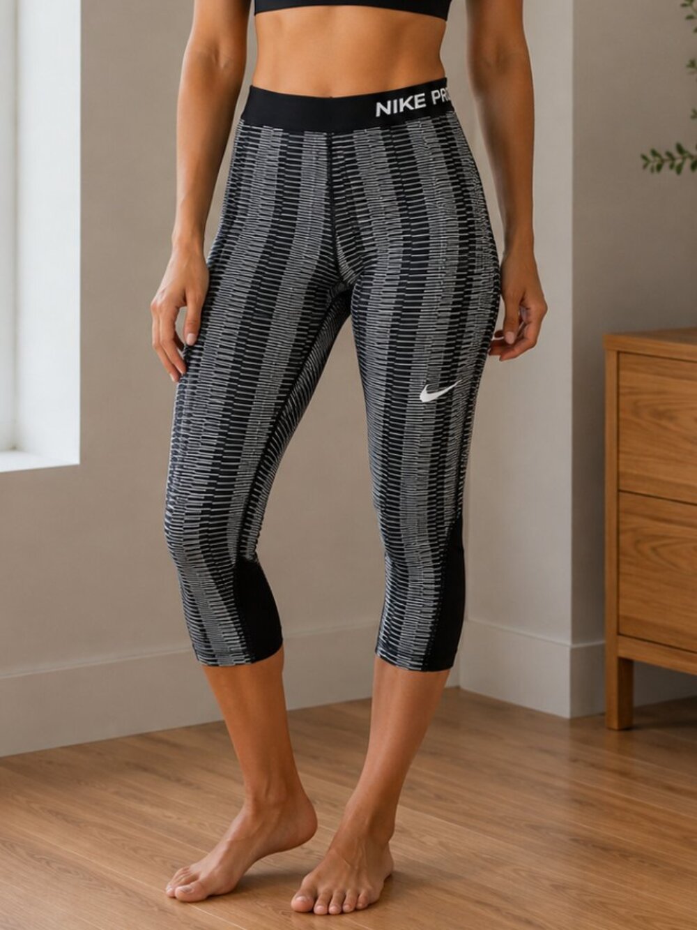 Nike Pro Dri-FIT Black & White Capri Leggings Size Large